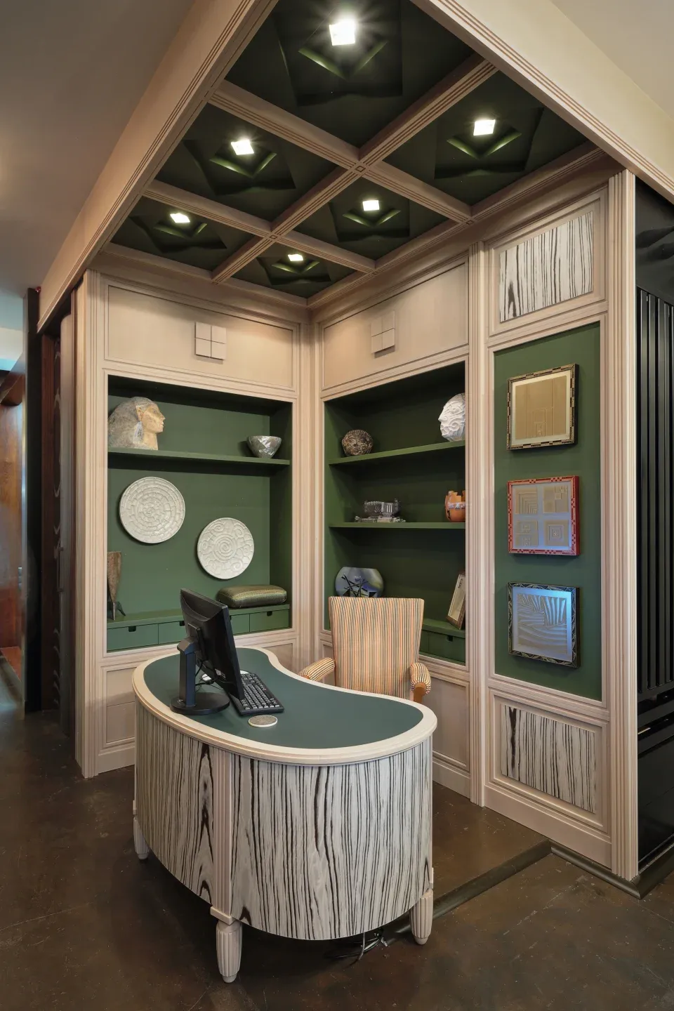 Угловой стеллаж с кессонным потолком