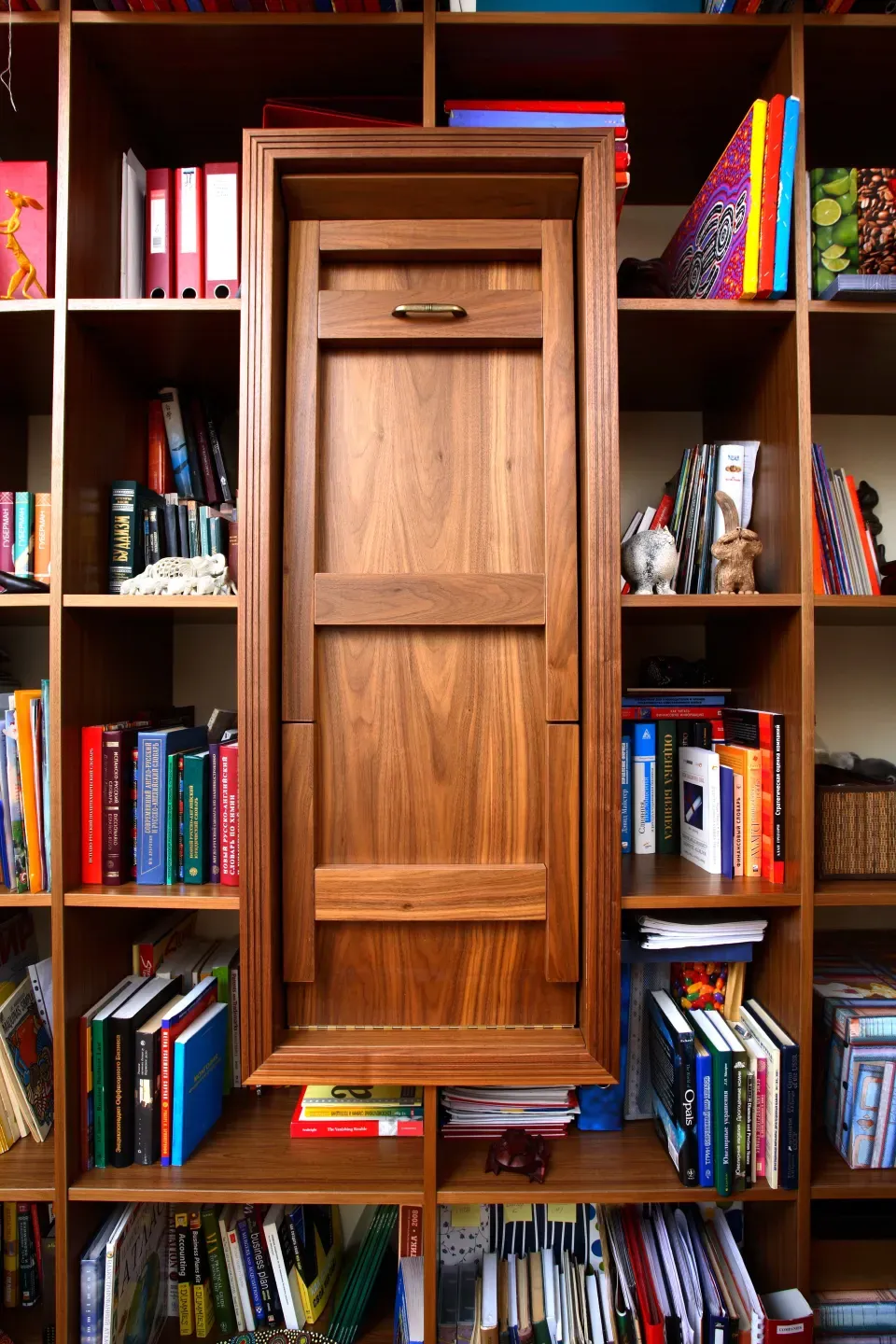 Фрагмент библиотеки. Встроенный стол