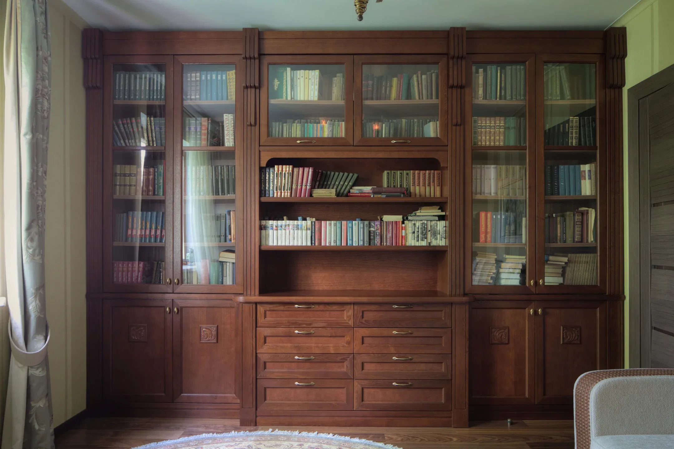 Библиотека с резными вставками