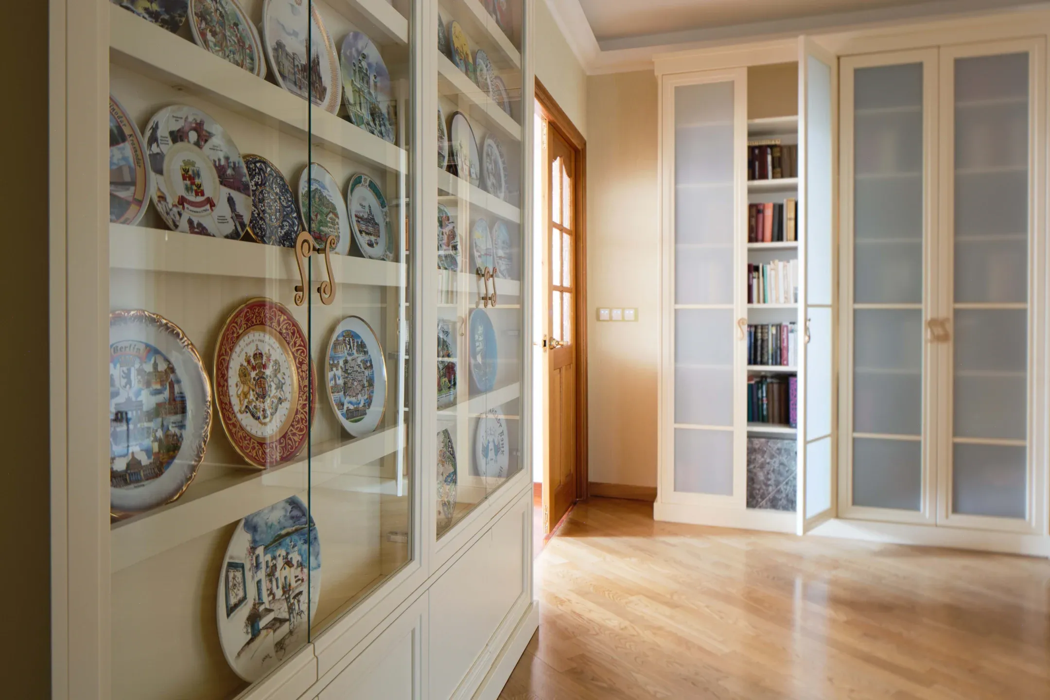 Книжный шкаф и шкаф-витрина