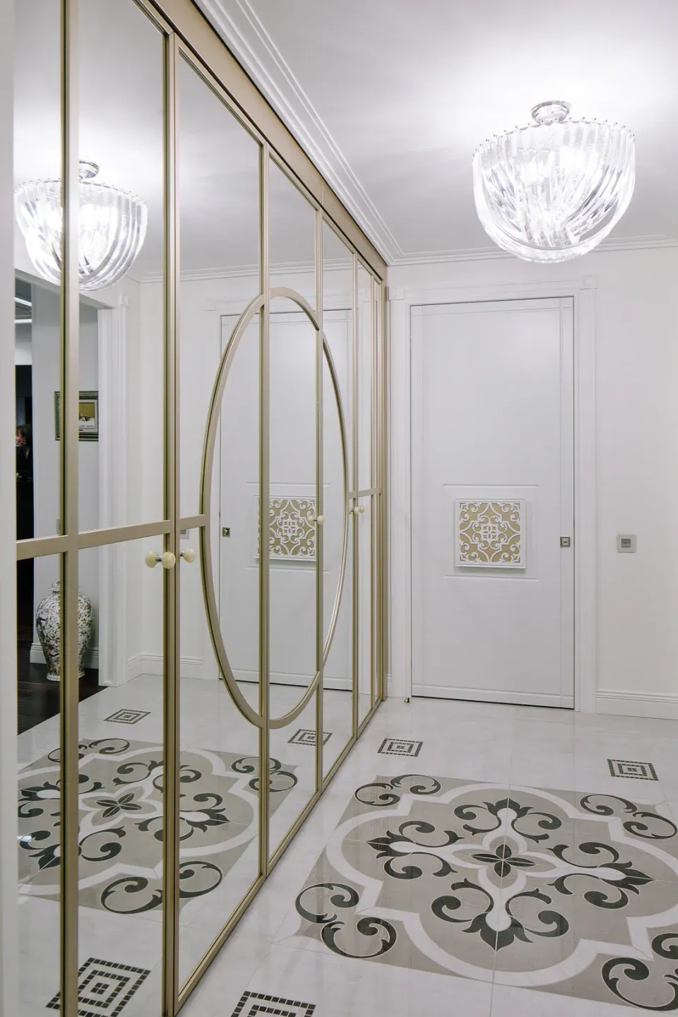 Шкаф и межкомнатная дверь