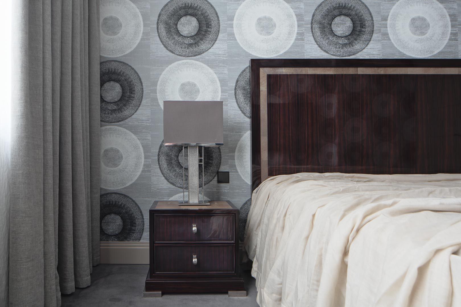 Тумба и изголовье кровати