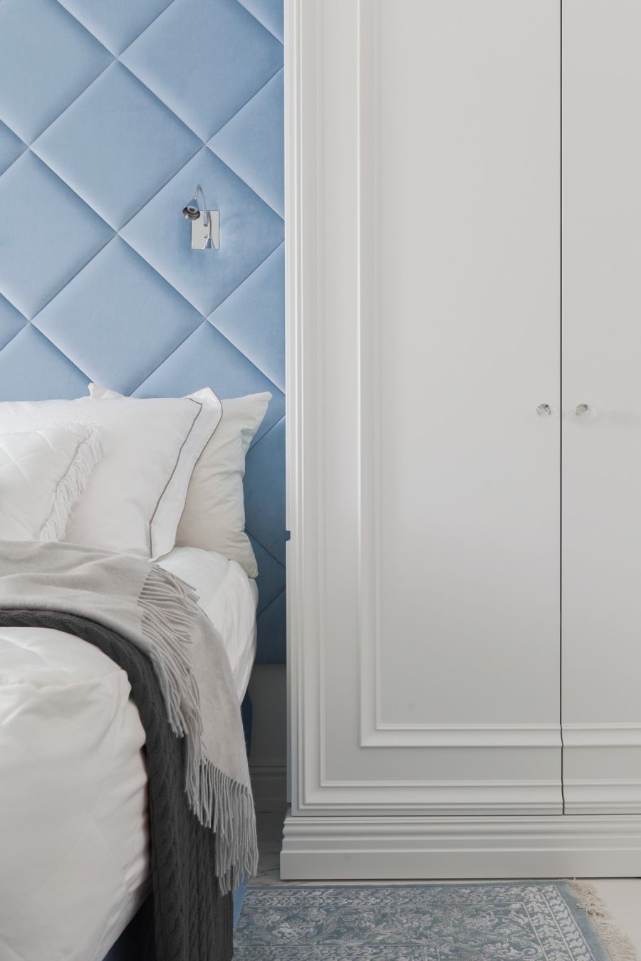 Шкаф и изголовье кровати