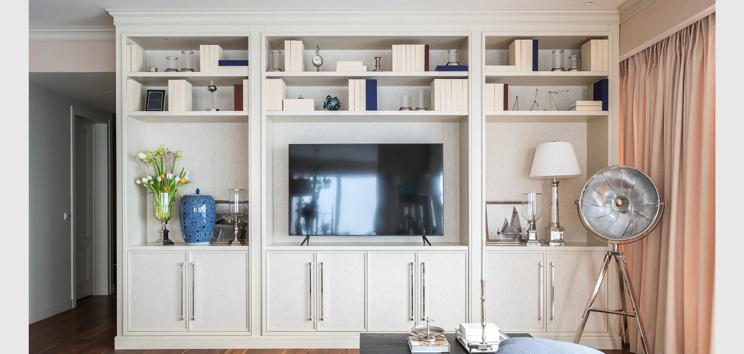 Шкаф многофункциональный в гостиной