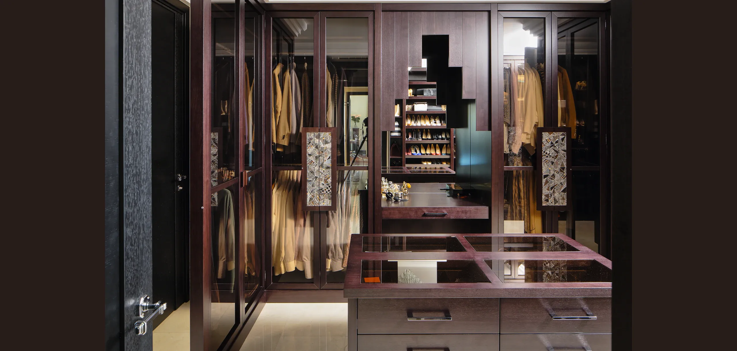 Гардеробная комната с мозаичными ручками