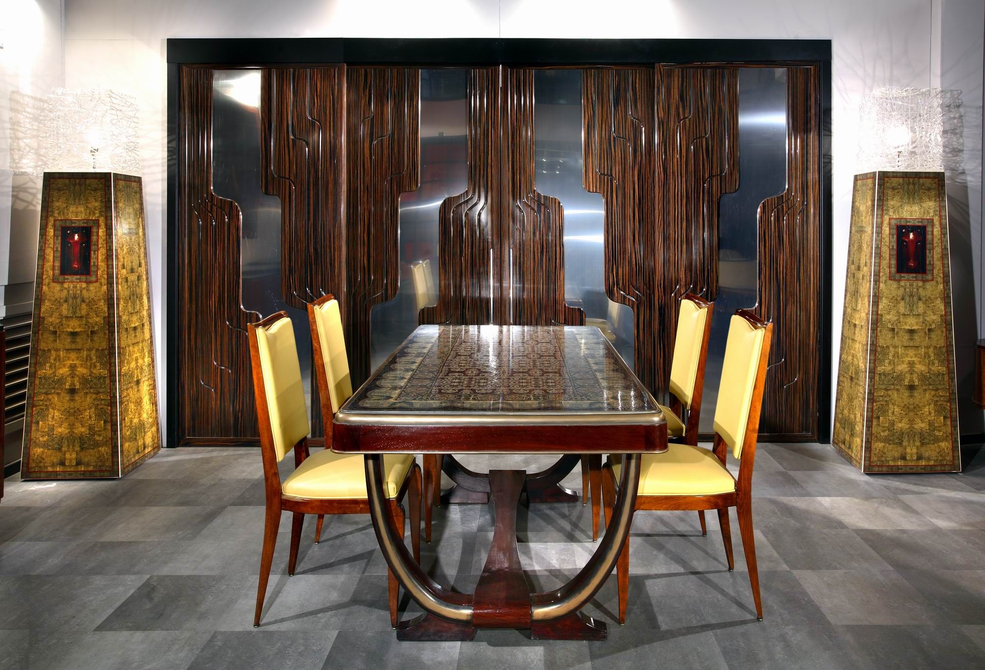 Стол с «гобеленом»