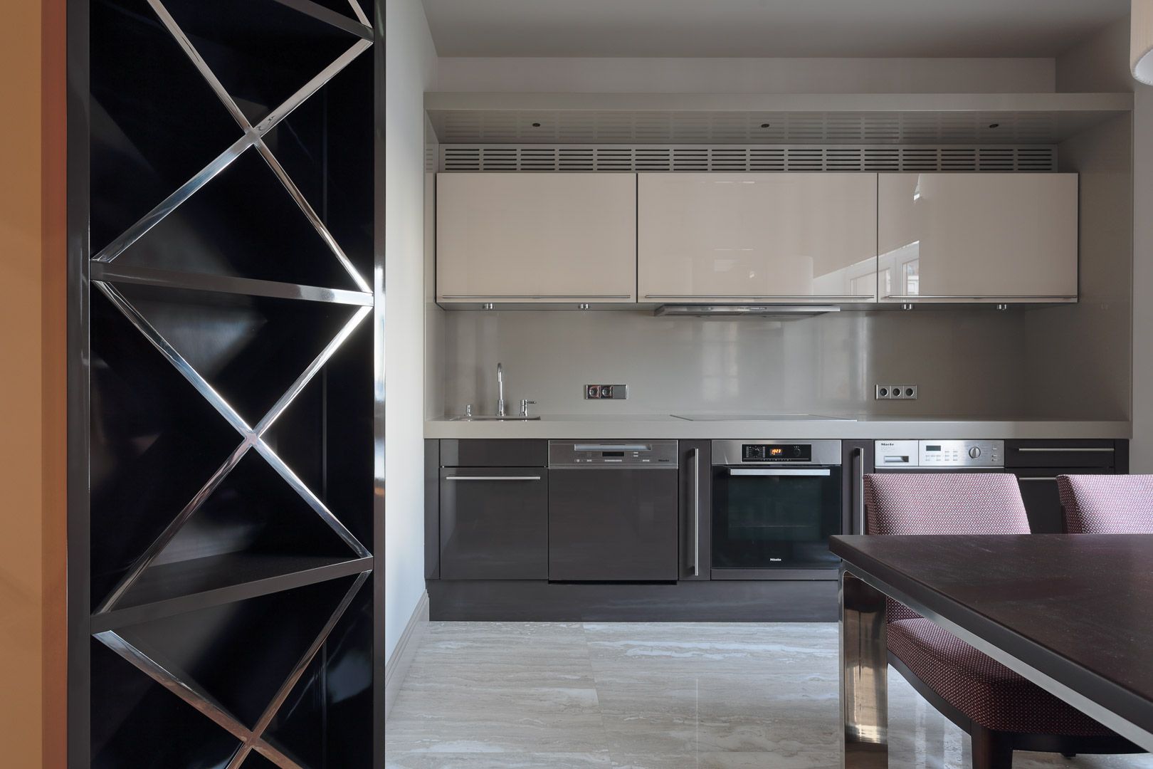 Кухня, винный стеллаж