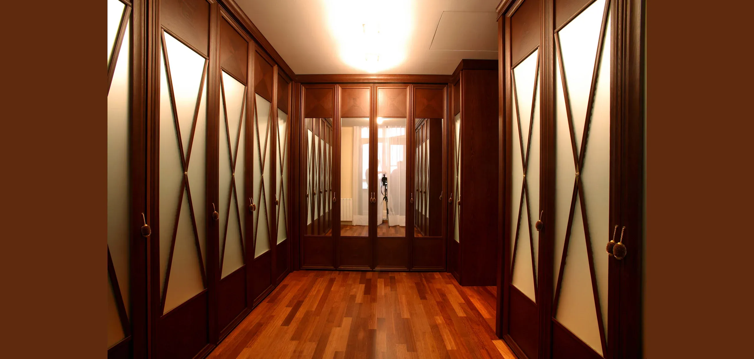 Гардеробная комната с дверями-книжками